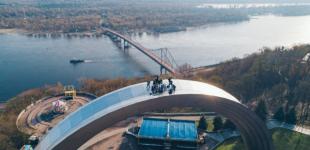 Экстремалы залезли на Арку Дружбы народов в Киеве 