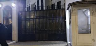 У Молдові росіянин розмалював ворота посольства Росії та запустив салют