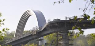 Уже в мае в столице откроют мост от арки Дружбы народов к Владимирской горке