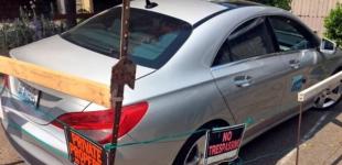 Хозяин дома обнес забором брошенную в его дворе машину каршеринга 