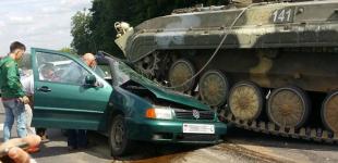 В Беларуси БМП раздавил авто