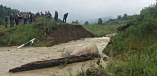 На Буковине из-за непогоды рухнул мост, еще 5 повреждены 