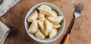 Рецепт вареників із яблуками та корицею
