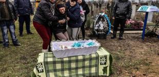 Згорьована мати цілувала сина у труні: історія Сергійка, який прожив лише два дні, бо його вбила російська ракета