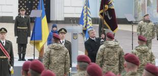 Украинские десантники сегодня заменили голубые береты на темно-бордовые - Порошенко