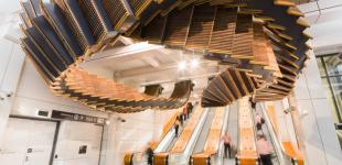 В метро Сиднея эскалатор разместили под потолком