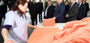 Гройсман хочет в 2018 году на 30% поднять зарплату в легкой промышленности