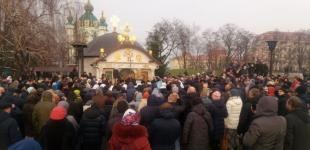 Возле незаконной часовни УПЦ МП в Киеве собралась акция протеста