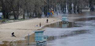 Повені не буде. У Києві падає рівень води у Дніпрі