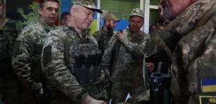 Сирський відвідав українські підрозділи на передовій
