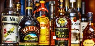 Росія контрабандою завозить елітний алкоголь до країни, попри санкції, - Bloomberg