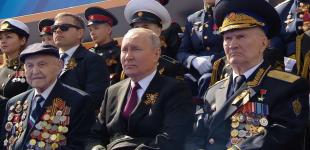 Путіна на параді оточили фейковими ветеранами війни – вони жодного дня не були на фронті