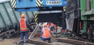 На Закарпатье сошел с рельсов грузовой поезд, вагоны перевернулись