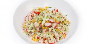 Салат з пекінської капусти з крабовими паличками та ананасом: швидкий рецепт