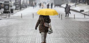 Мокрий сніг, шквали та мороз: якою буде погода в Україні сьогодні