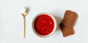 Борщ буде червоним та наваристим: коли додавати до страви буряк