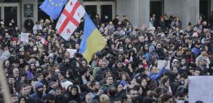 Активісти у Грузії змінюють вимоги: чому відкликання скандального закону не зупинило протести