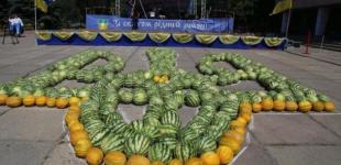 В городе Олешки на Херсонщине из арбузов и дынь выложили герб Украины