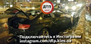 В Киеве BMW въехала в отбойник и пролетела в воздухе, из авто выпал пассажир