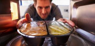Вредно ли готовить и разогревать еду в микроволновке? 