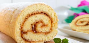 Бісквітний рулет: десерт із п'яти інгредієнтів