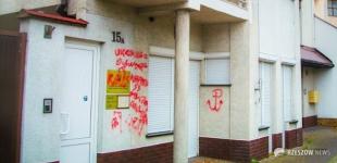 В Польше вандалы осквернили стену консульства Украины