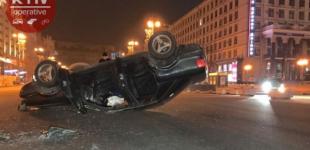 На Крещатике произошло ДТП с опрокидыванием