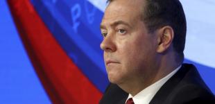 Однією ногою в божевільні: до маріонетки Путіна – Медведєва – приставили психіатра