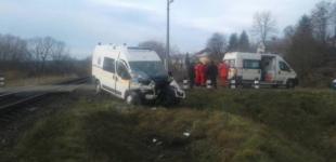 В Львовской области поезд протаранил скорую помощь