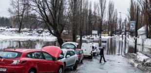 Киев затопило, автомобили «дрейфуют» по огромным лужам