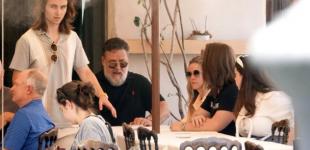 Його не впізнати: Рассел Кроу потрапив під приціл папараці з молодою коханою та двома синами