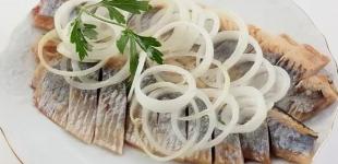 Як замаринувати оселедець без солі в гірчиці та чорному чаю: швидко та смачно