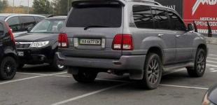 В Киеве заметили автохама занявшего парковку для инвалидов