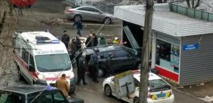 В Киеве пьяный на авто протаранил киоск, пострадал ребенок