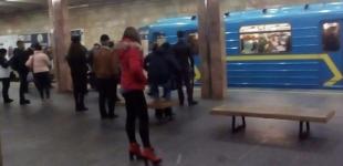 На станции метро Контрактовая площадь под поезд упал человек