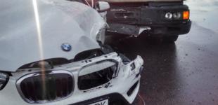 В Киеве на Дарницком шоссе грузовик столкнулся с BMW