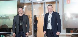 Братьям Кличко в Давосе вручили награду за продвижение Украины в мире