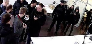 В Москве в офис Навального ворвалась полиция искать бомбу