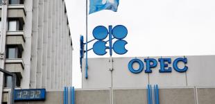 Нефть умеренно дешевеет под давлением роста добычи ОПЕК