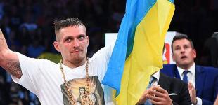 Усик досрочно победил Хука и вышел в полуфинал WBSS