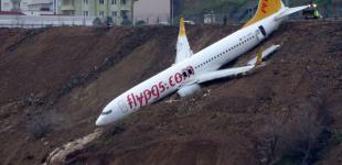 В Турции пассажирский самолет пролетел мимо взлетной полосы и застрял в грязи на обрыве