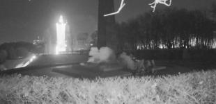 В сети появилось видео, как в Киеве залили цементом Вечный огонь