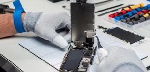 Розбирають нову техніку на запчастини: в Росії сервісним центрам бракує деталей для ремонту