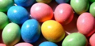 Як зробити різнокольорові яйця за допомогою натуральних барвників