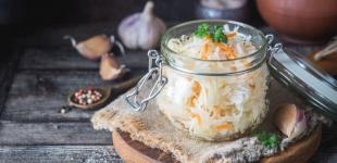 Без цукру та води: старовинний рецепт квашення капусти