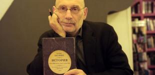 Две книги Акунина попали в список «невъездных» в Украину