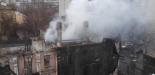 В Киеве на Подоле горит дом-памятник архитектуры