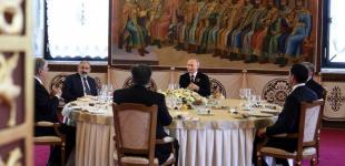 На параді був двійник Путіна, а Токаєва та Пашиняна могли змусити приїхати: ексагент КДБ розповів цікаві деталі