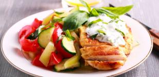 Салат із курячим філе, омлетними млинцями та огірками: оригінальний рецепт