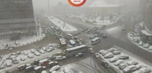 Снегопад парализовал въезды в Киев, в столице много ДТП